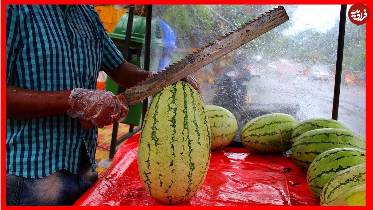 ببینید؛ غذای خیابانی در هند؛ برش ماهرانه طالبی، هندوانه و آناناس در بمبئی