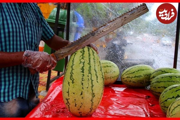ببینید؛ غذای خیابانی در هند؛ برش ماهرانه طالبی، هندوانه و آناناس در بمبئی