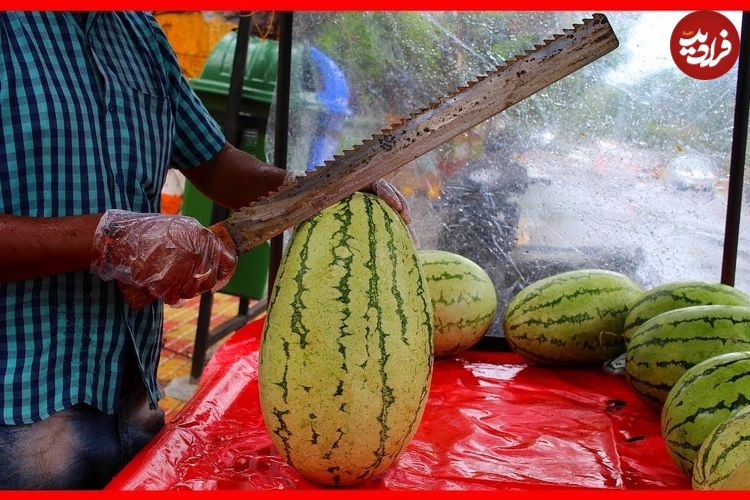 ببینید؛ غذای خیابانی در هند؛ برش ماهرانه طالبی، هندوانه و آناناس در بمبئی