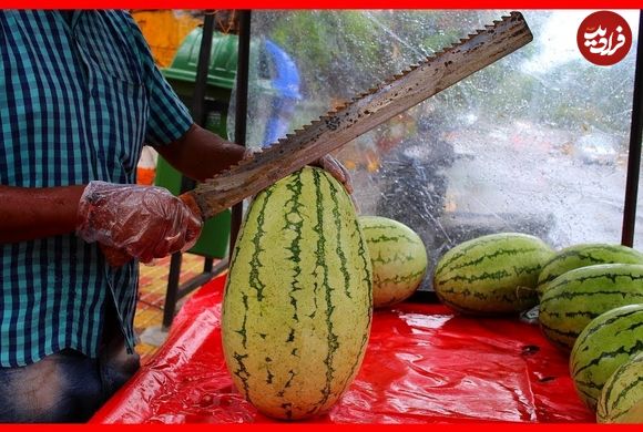 ببینید؛ غذای خیابانی در هند؛ برش ماهرانه طالبی، هندوانه و آناناس در بمبئی