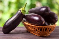 6 ترفند کاربردی برای گرفتن تلخی بادمجان قبل و بعد از سرخ کردن