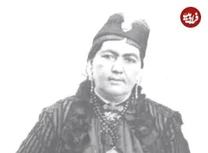 عکس| سفر زمان؛ عکس یادگاری «ملیجک و انیس‌الدوله» کنار صندلی چوبی در حیاط قصر