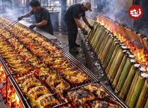 ببینید| غذای خیابانی در مالزی؛ مرغ کبابی با برنج و نارگیل پخته شده در بامبو در کوالالامپور