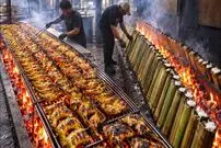 ببینید| غذای خیابانی در مالزی؛ مرغ کبابی با برنج و نارگیل پخته شده در بامبو در کوالالامپور