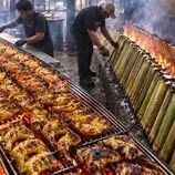 ببینید| غذای خیابانی در مالزی؛ مرغ کبابی با برنج و نارگیل پخته شده در بامبو در کوالالامپور