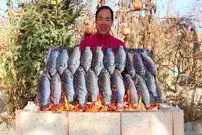 ببینید| غذای روستایی در چین؛ کباب کردن 20 ماهی  به روش سنتی در روستا