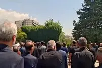ببینید| تشییع پیکر بهروز رضوی بر روی دوش هنرمندان