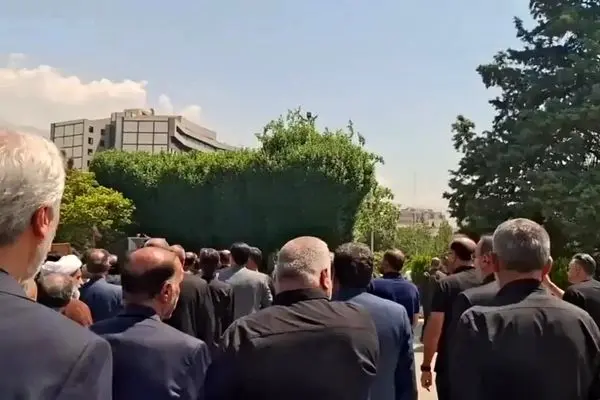 ببینید| تشییع پیکر بهروز رضوی بر روی دوش هنرمندان