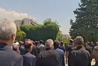 ببینید| تشییع پیکر بهروز رضوی بر روی دوش هنرمندان