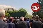 ببینید| تشییع پیکر بهروز رضوی بر روی دوش هنرمندان