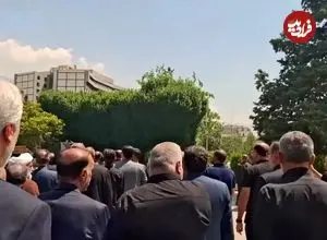 ببینید| تشییع پیکر بهروز رضوی بر روی دوش هنرمندان