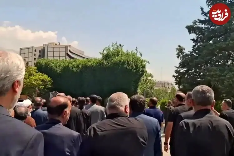 ببینید| تشییع پیکر بهروز رضوی بر روی دوش هنرمندان
