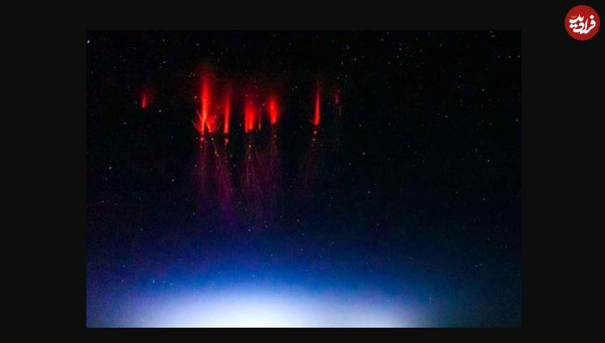 تصویری دیدنی از شبح سرخ و درخت در آسمان
