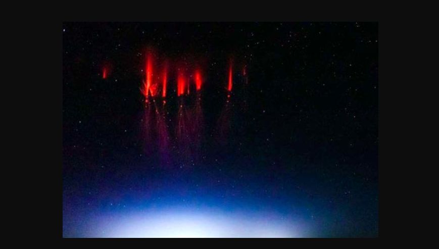 تصویری دیدنی از شبح سرخ و درخت در آسمان