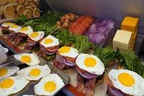 ببینید| غذای خیابانی در کره؛ چیز برگر با آناناس سرخ شده و آووکادو در سئول