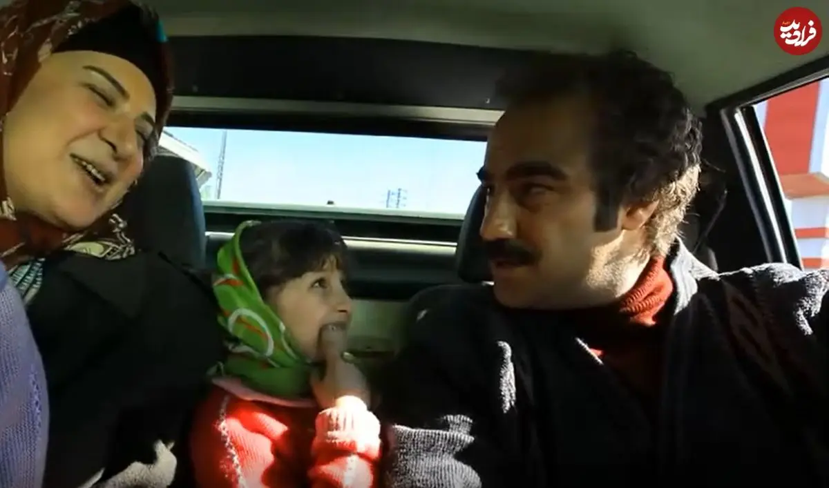 عکس| سفر در زمان؛ «محسن تنابنده» به همراه پدر، مادر، خواهر و برادرش در مشهد؛ دهه 60