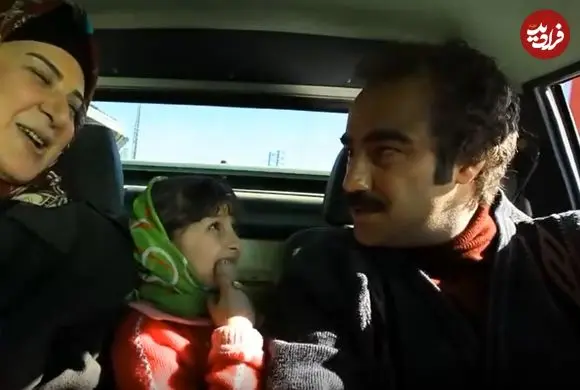 عکس| سفر در زمان؛ «محسن تنابنده» به همراه پدر، مادر، خواهر و برادرش در مشهد؛ دهه 60