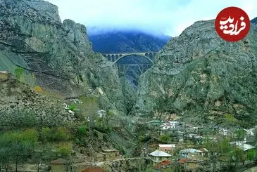 عکس| سفر زمان؛ گرفتن پنچری ماشین در جادۀ فیروزکوه؛ 90 سال قبل
