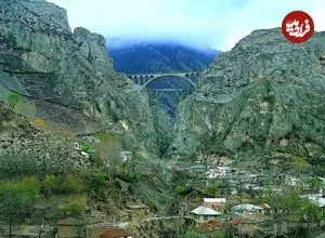 عکس| سفر زمان؛ گرفتن پنچری ماشین در جادۀ فیروزکوه؛ 90 سال قبل