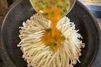 ببینید؛ طرز تهیه یک املت متفاوت با قارچ آنوکی به شیوه آشپز آمریکایی