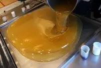 ببینید| غذای خیابانی در کره؛ مهارت قناد کره ای در تولید آب نبات های رنگی در سئول