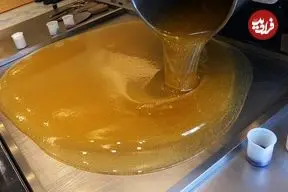 ببینید| غذای خیابانی در کره؛ مهارت قناد کره ای در تولید آب نبات های رنگی در سئول