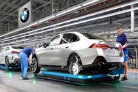 ببینید؛ نگاهی به مراحل تولید خودروی برقی پیشرفته بی ام و جدید i5