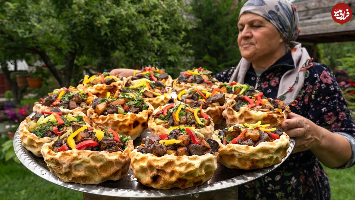 ببینید؛ غذای روستایی در آذربایجان؛ پخت نان پر شده با گوشت بره روی سنگ