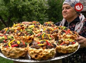 ببینید؛ غذای روستایی در آذربایجان؛ پخت نان پر شده با گوشت بره روی سنگ 
