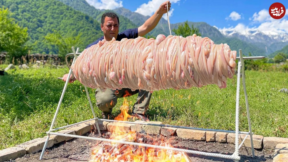 (ویدئو) غذای روستایی؛ کباب بزرگ کوکورچ اصیل ترکیه در یک روستای بهشتی در آذربایجان