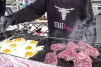 ببینید| غذای خیابانی در انگلستان؛ پخت استیک گوشت گاو با تخم مرغ و سیب زمینی در لندن