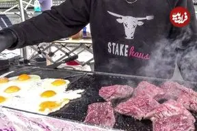 ببینید| غذای خیابانی در انگلستان؛ پخت استیک گوشت گاو با تخم مرغ و سیب زمینی در لندن