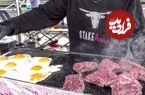 ببینید| غذای خیابانی در انگلستان؛ پخت استیک گوشت گاو با تخم مرغ و سیب زمینی در لندن