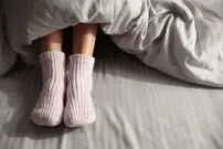 خوابیدن با جوراب برای سلامتی مفید است یا مضر؟؛ اثرات پوشیدن جوراب بر گردش خون