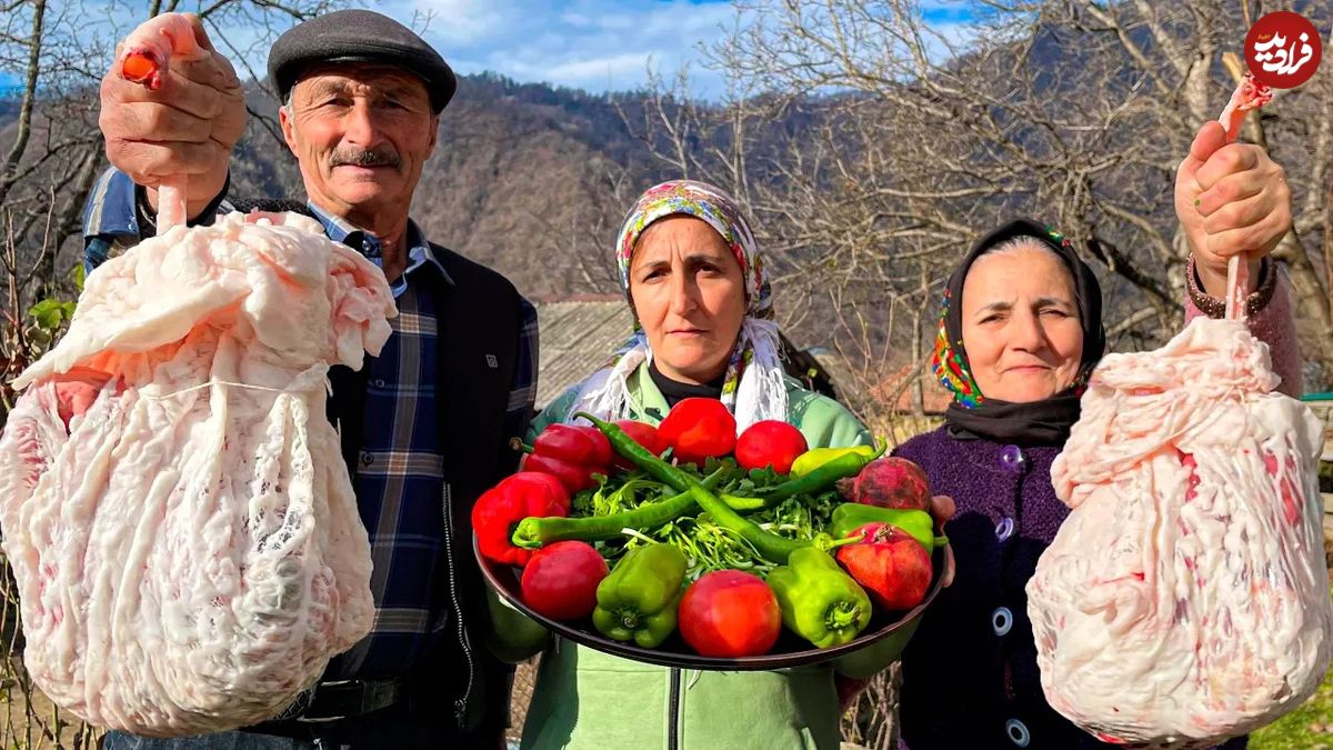 (ویدئو) طبخ یک غذای مبتکرانه با دل و جگر گوسفند توسط خانواده روستایی آذربایجانی