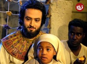 عکس| سفر زمان؛ چکاندن اشک مصنوعی در چشم یوزارسیف در پشت‌صحنه سریال یوسف پیامبر