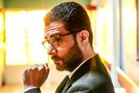 عکس| سفر زمان؛ تیپ متفاوت «دکتر پارسا» (سریال کلینیک رویا) روی صحنه تئاتر