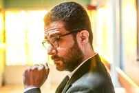 عکس| سفر زمان؛ تیپ متفاوت «دکتر پارسا» (سریال کلینیک رویا) روی صحنه تئاتر