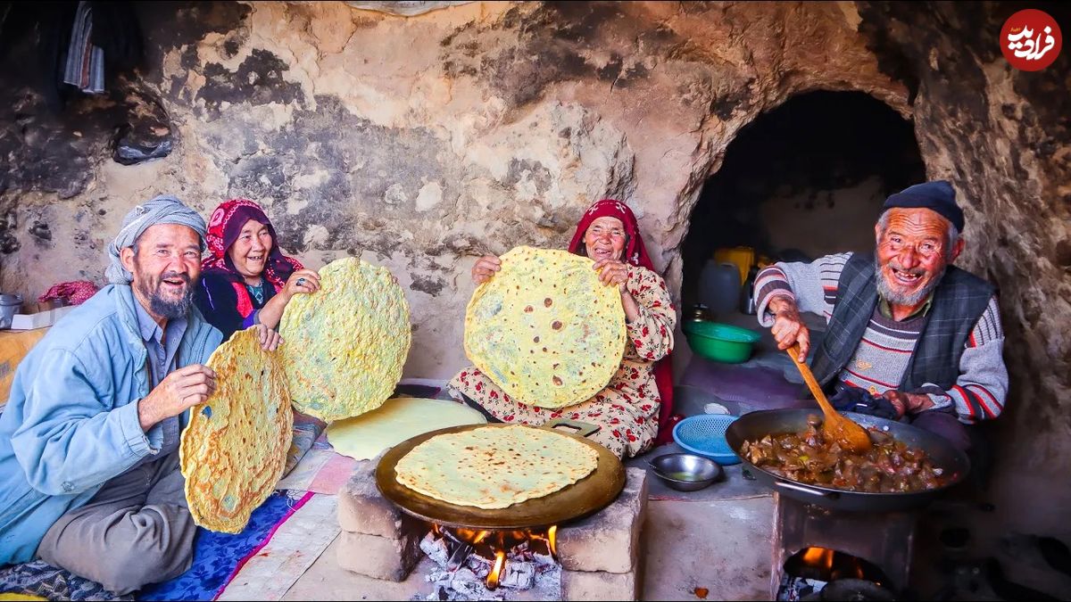 (ویدئو) پخت دل و جگر گوسفند و نان سنتی توسط زوج مسن افغانستانی در غار باستانی برای مهمان ها