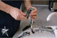 (ویدئو) چگونه شیر آب شکسته را مثل یک لوله کش حرفه ای تعویض کنیم؟