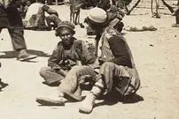 عکس| سفر زمان؛ مردانی با لباس‌های مندرس در کنار یک خیابان در دوران قاجار