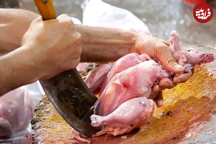 ببینید| غذای خیابانی در هند؛ پخت یک غذای محبوب با مرغ در کشمیر