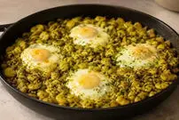 طرز تهیه باقلا وابیج گیلانی؛ غذای ساده شمالی با عطر سیر و شوید