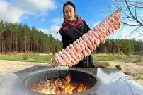 ببینید| غذای روستایی در اوکراین؛ کباب کردن 100 بال مرغ با آناناس در تنور