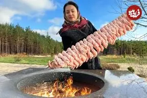 ببینید| غذای روستایی در اوکراین؛ کباب کردن 100 بال مرغ با آناناس در تنور