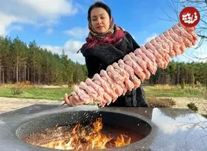 ببینید| غذای روستایی در اوکراین؛ کباب کردن 100 بال مرغ با آناناس در تنور