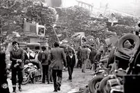 تصاویر| سفر به تهران قدیم؛ اینجا گورستان ماشین‌های تهران بود!