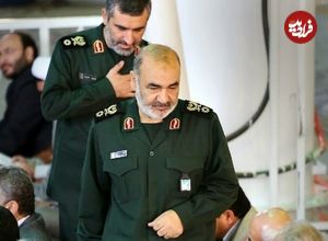 عکس؛ سفر در زمان؛ بازدید «رهبر انقلاب و سردار سلامی» از پهپاد غزه؛ سال 1402