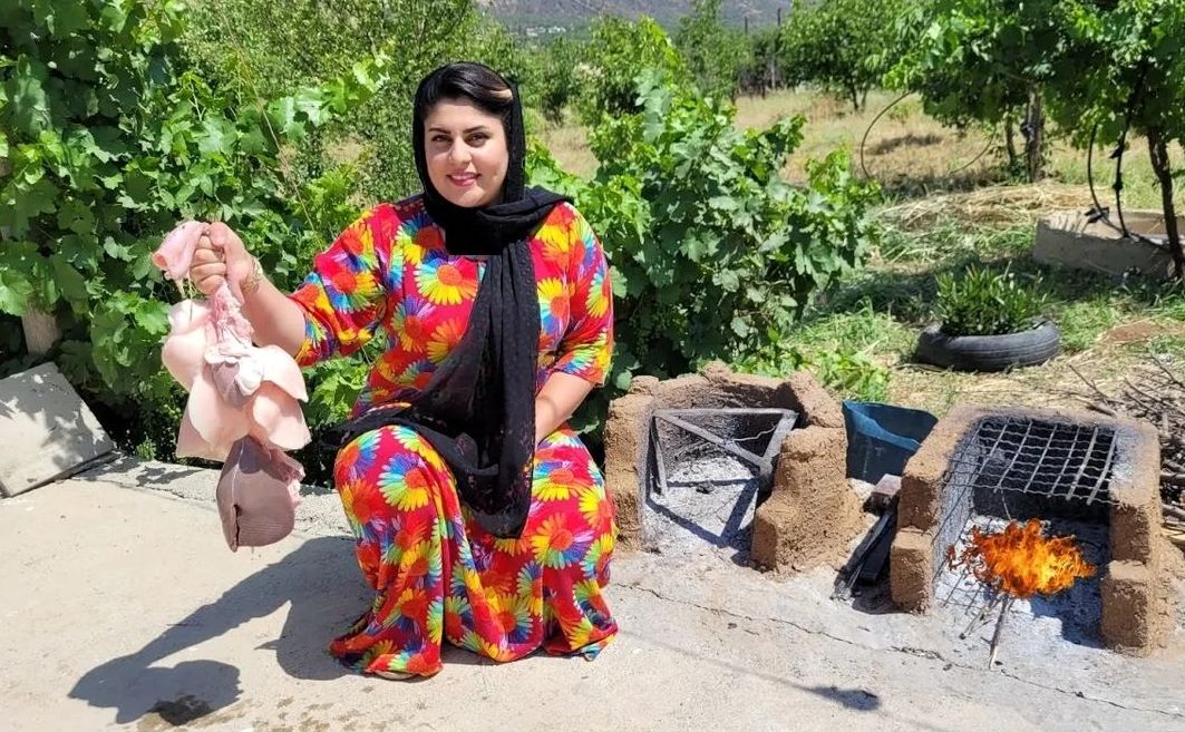 (ویدئو) غذاهای روستایی: پخت یک غذای متفاوت با دل و جگر روی ساج توسط بانوی کردستانی