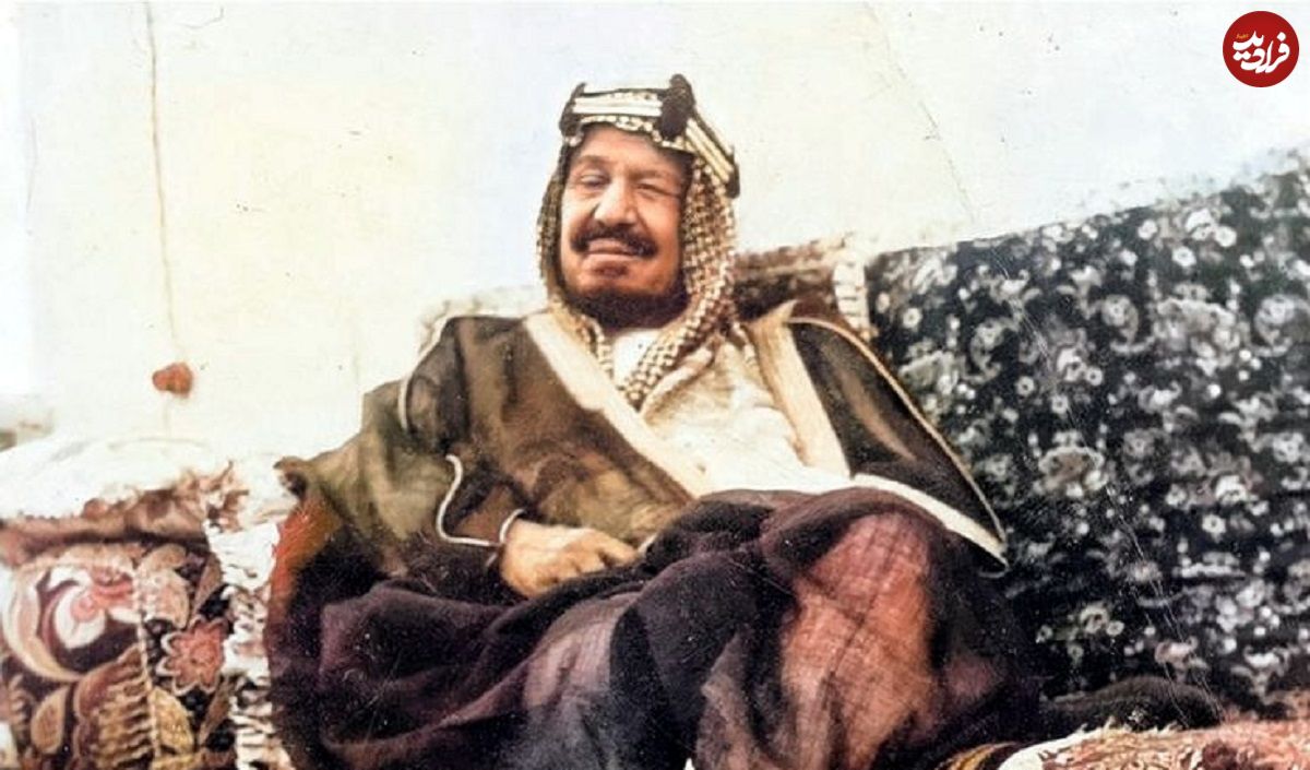 عکس؛ سفر در زمان؛ «اولین پادشاه عربستان و مهمانان اش در حال خوردن دو شتر کامل»؛ سال 1326